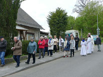 Markusprozession zum Kreuz an der Netzer Straße (Foto: Karl-Franz Thiede)